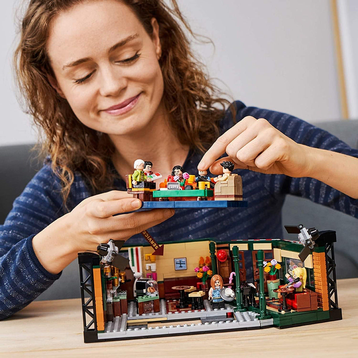 LEGO Ideas 21319 Central Perk Building Kit (1 - image 5