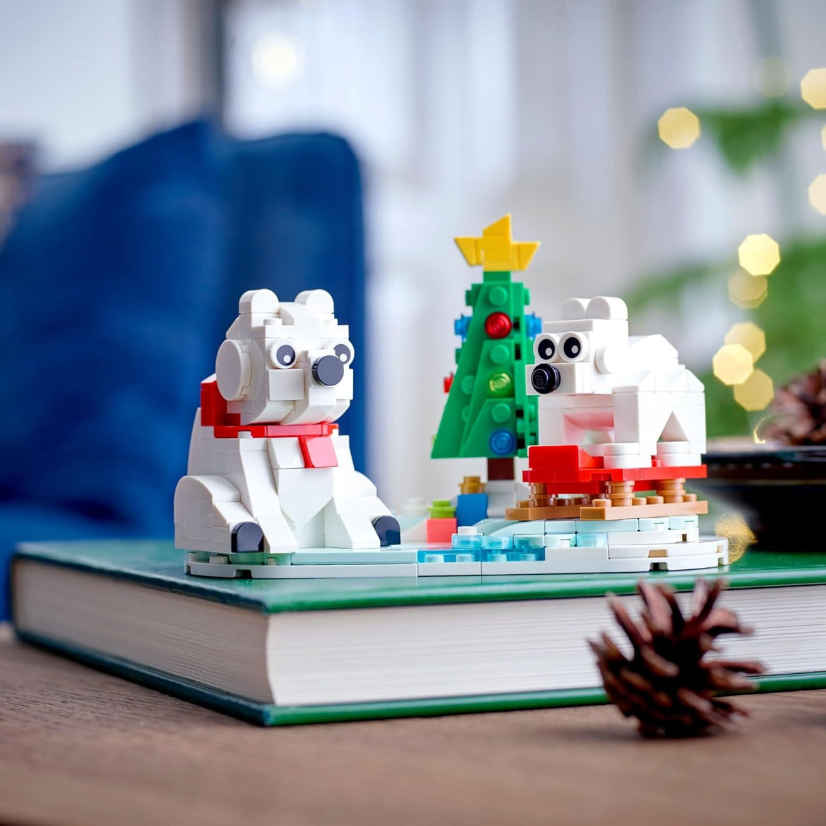 Lego Wintertime Polar Bears with Christmas Tree (40571) Holiday 2022 - image 2