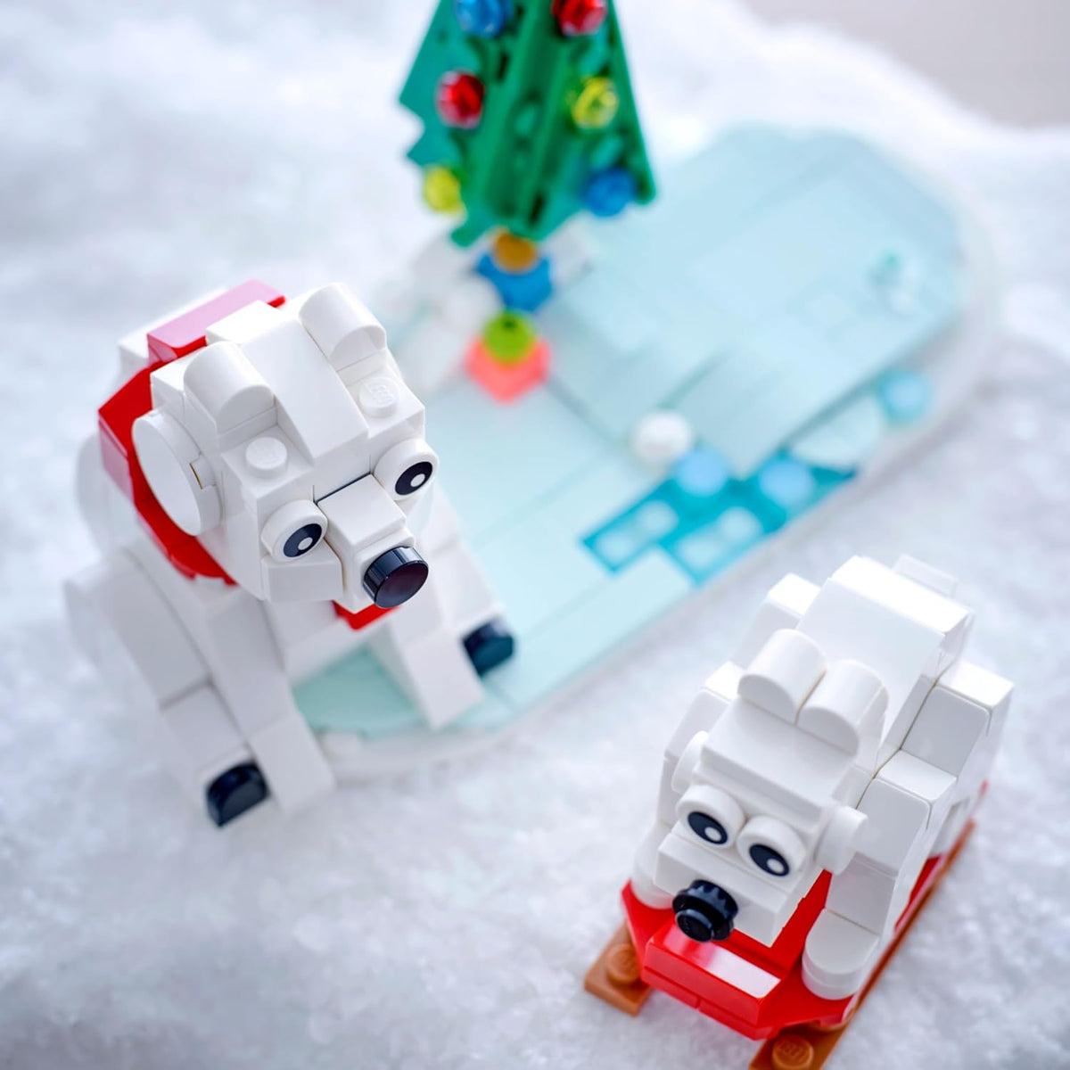 Lego Wintertime Polar Bears with Christmas Tree (40571) Holiday 2022 - image 4